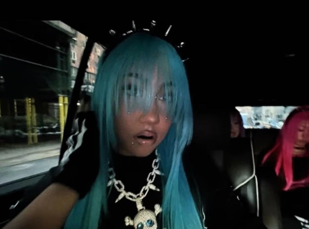 Y&uuml;z&uuml;k gibi taktı: Riski &ccedil;ok b&uuml;y&uuml;k! Kim Kardashian ın kızı North un korkun&ccedil; yeni stili 1