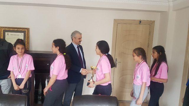 Kaymakam Güven il ikincisi badminton takımını ağırladı