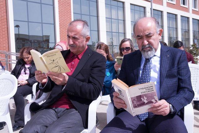 Üniversite bahçesinde saatlerce kitap okudular