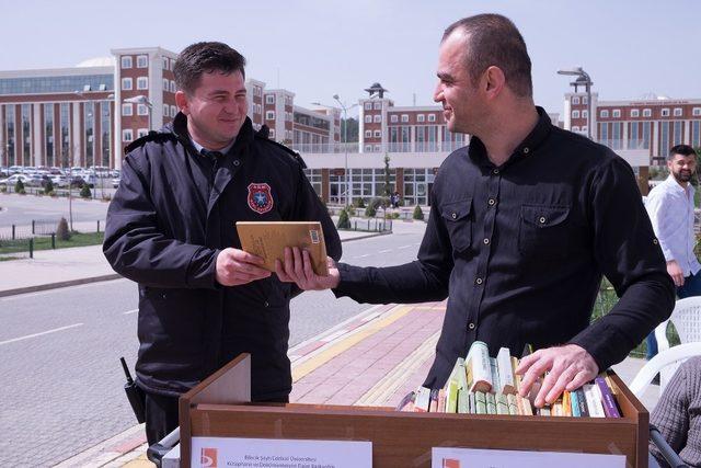 Üniversite bahçesinde saatlerce kitap okudular