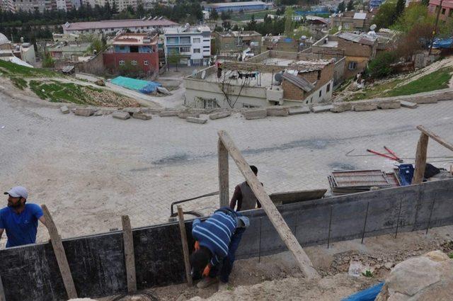 Siirt Belediyesi heyelana karşı istinat duvarı örüyor