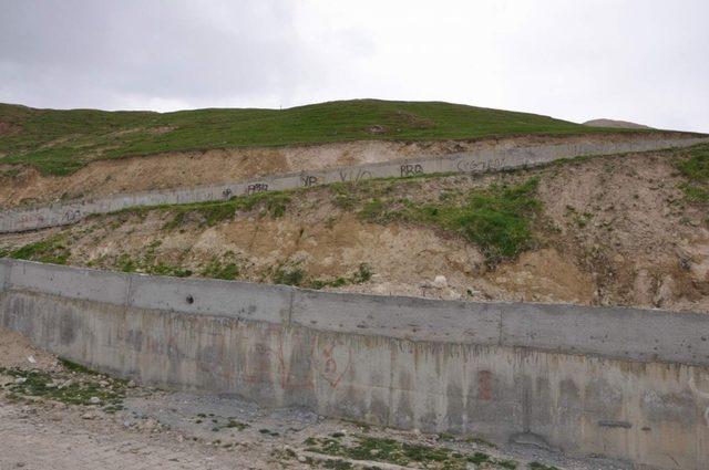 Siirt Belediyesi heyelana karşı istinat duvarı örüyor