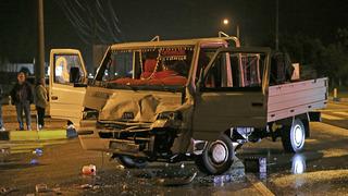 Muğla'da yakıt tankeriyle çarpışan kamyonetteki 2 kişi yaralandı