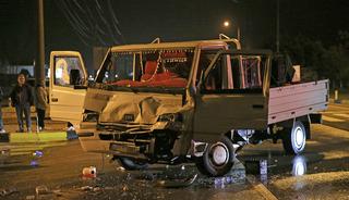 Muğla'da yakıt tankeriyle &ccedil;arpışan kamyonetteki 2 kişi yaralandı