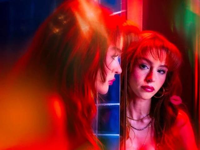 M&uuml;stehcen sahneleri tepki &ccedil;ekmişti! Yeni filmi i&ccedil;in tesett&uuml;re girdi  