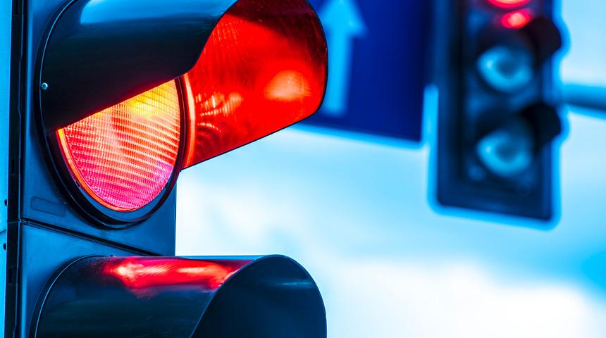 Beyaz ışık g&ouml;r&uuml;nd&uuml;! Trafik lambalarında yeni d&ouml;nem... D&ouml;rt ışıklı olacak: Kırmızı, sarı, yeşil, beyaz