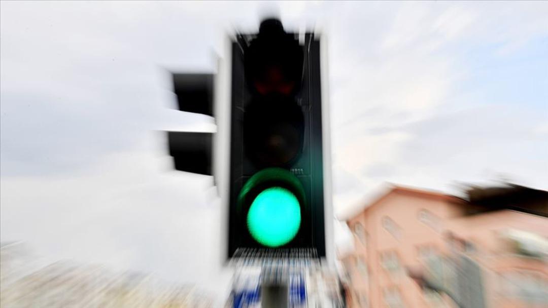 Beyaz ışık g&ouml;r&uuml;nd&uuml;! Trafik lambalarında yeni d&ouml;nem... D&ouml;rt ışıklı olacak: Kırmızı, sarı, yeşil, beyaz 1