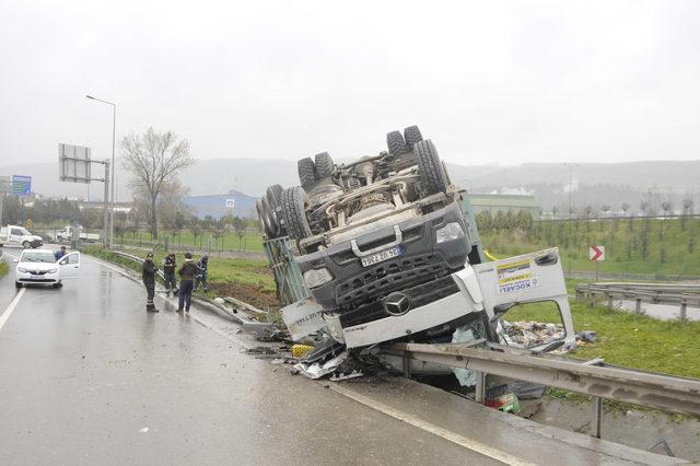 Ters dönen kamyonda sıkışan şoförü, itfaiye kurtardı