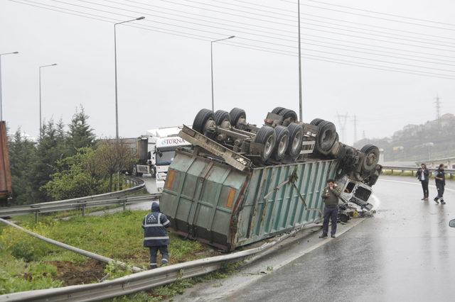 Ters dönen kamyonda sıkışan şoförü, itfaiye kurtardı