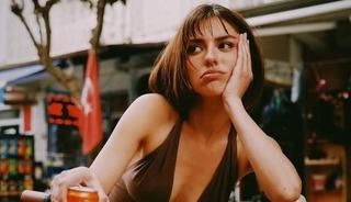 Aşka geldi! Yakışıklı oyuncuyla dudak dudağa...