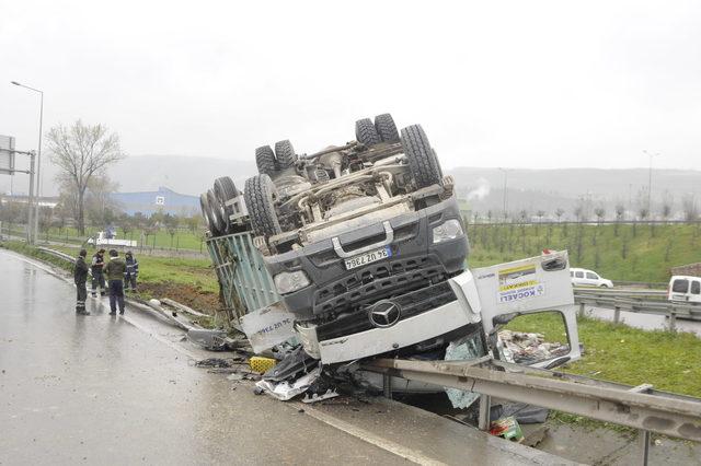 Ters dönen kamyonda sıkışan şoförü, itfaiye kurtardı