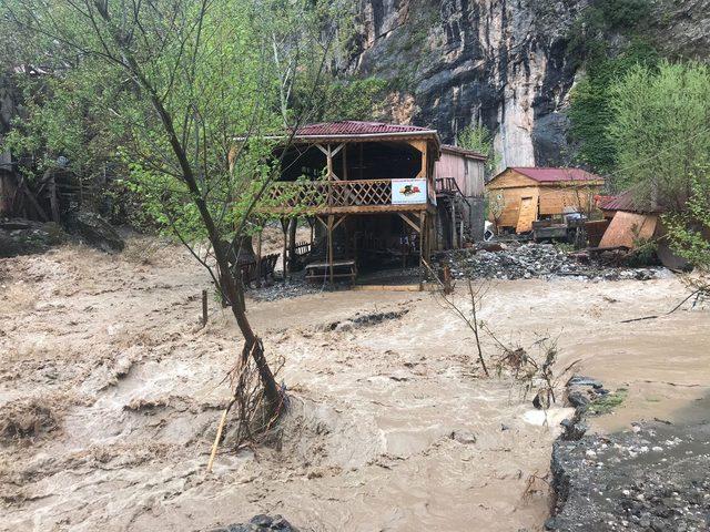 Yahyalı'yı sel ve heyelan vurdu (2)