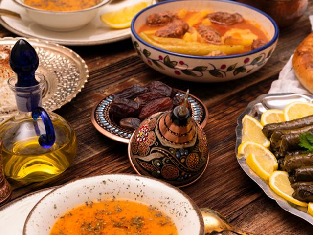 Sahurda tok tutan besinleri a&ccedil;ıkladı: Sağlıklı iftar sofrası nasıl kurulur?
