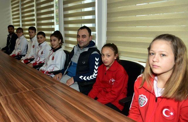 Vali Büyükakın başarılı sporcuları ödüllendirdi