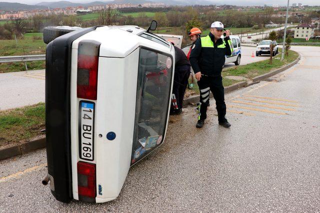 Devrilen otomobildeki 2 kişi yaralandı