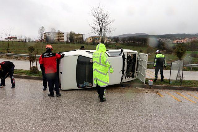 Devrilen otomobildeki 2 kişi yaralandı