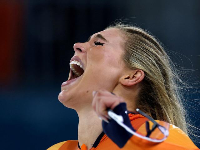 Fermuarı a&ccedil;ışı 1 milyon dolar... Herkes patenci Jutte Leerdam'ı konuşuyor! Olimpiyat'a damga vuran an