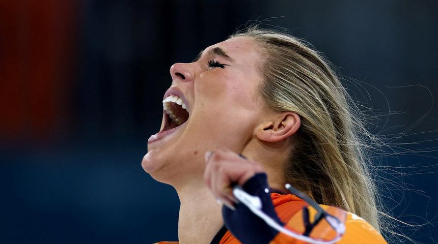 Fermuarı a&ccedil;ışı 1 milyon dolar... Herkes patenci Jutte Leerdam'ı konuşuyor! Olimpiyat'a damga vuran an