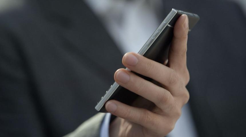 Neredeyse çerçevesiz Android telefon