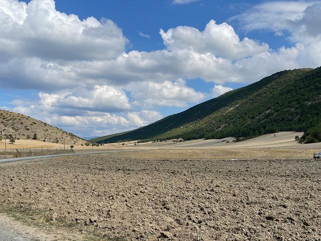 Arsa ve arazide hareketli b&ouml;lgeleri tek tek sıraladı 'Kalıcı yatırım tercihi'