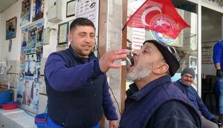'Ciddi ilgi var' Kilis'te vatandaşlar &ccedil;iğ &ccedil;iğ hamsi yedi!