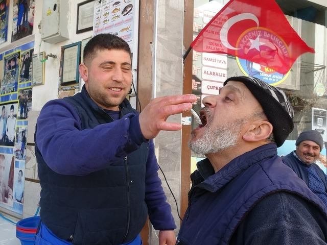 'Ciddi ilgi var' Kilis'te vatandaşlar &ccedil;iğ &ccedil;iğ hamsi yedi!