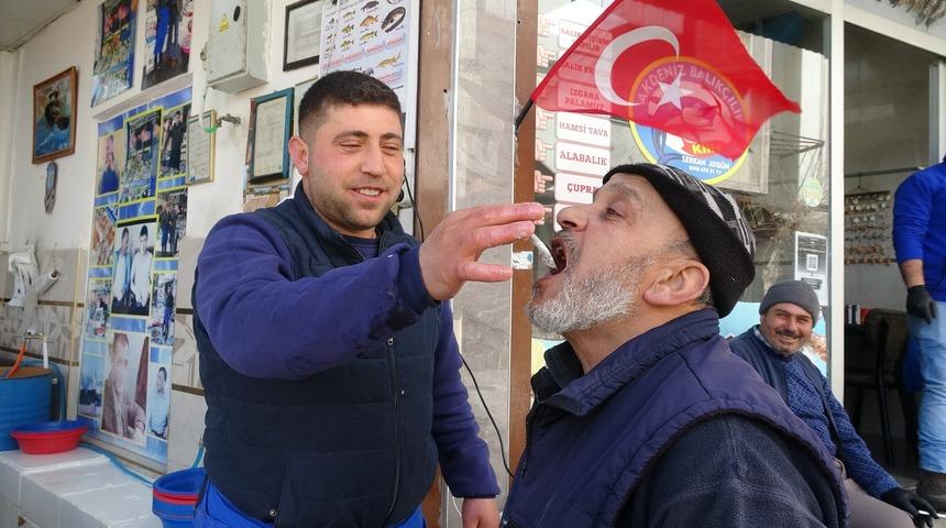 'Ciddi ilgi var' Kilis'te vatandaşlar &ccedil;iğ &ccedil;iğ hamsi yedi!