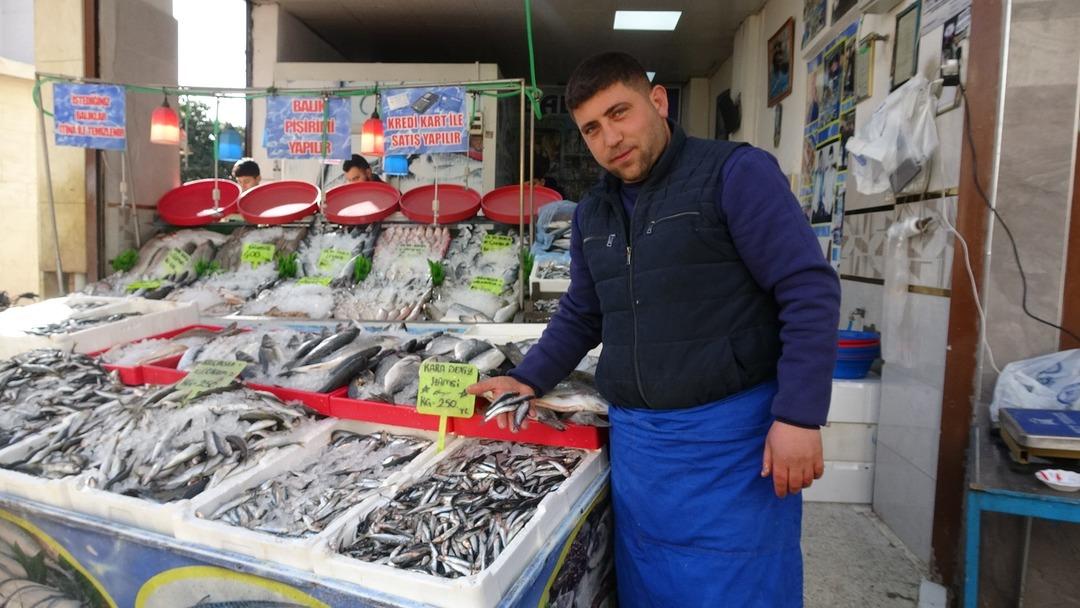  Ciddi ilgi var  Kilis te vatandaşlar &ccedil;iğ &ccedil;iğ hamsi yedi! 2