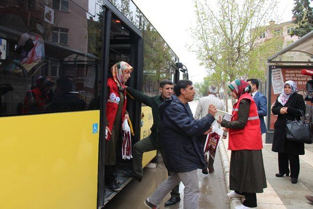 Öğrenciler dağıttı, yolcular kitap okudu