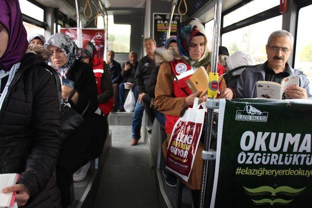 Öğrenciler dağıttı, yolcular kitap okudu