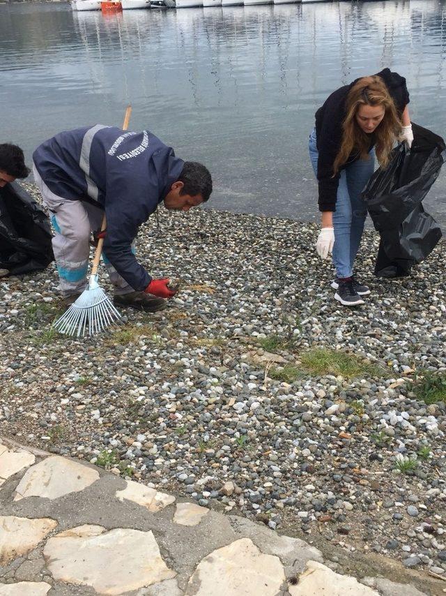 Temizlik yapan belediye işçilerine yardım ettiler