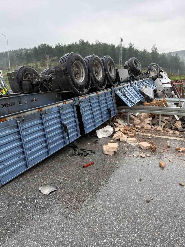 Otoyolda kazaya karışan tır ters döndü: 1 yaralı 1