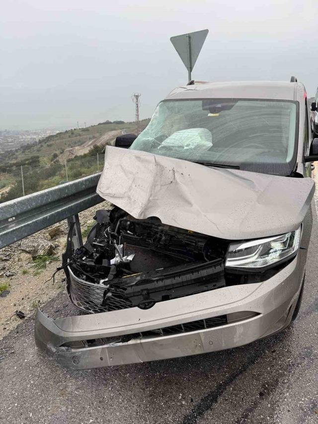 Otoyolda kazaya karışan tır ters döndü: 1 yaralı 2