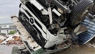 Otoyolda kazaya karışan tır ters d&ouml;nd&uuml;: 1 yaralı