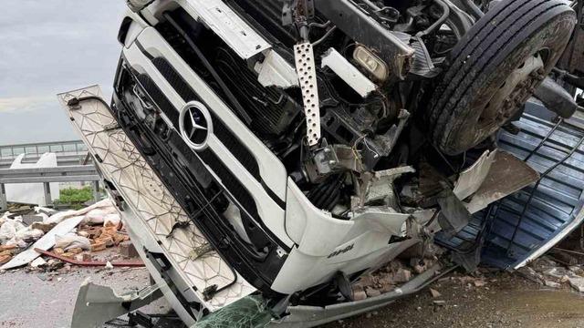 Otoyolda kazaya karışan tır ters döndü: 1 yaralı