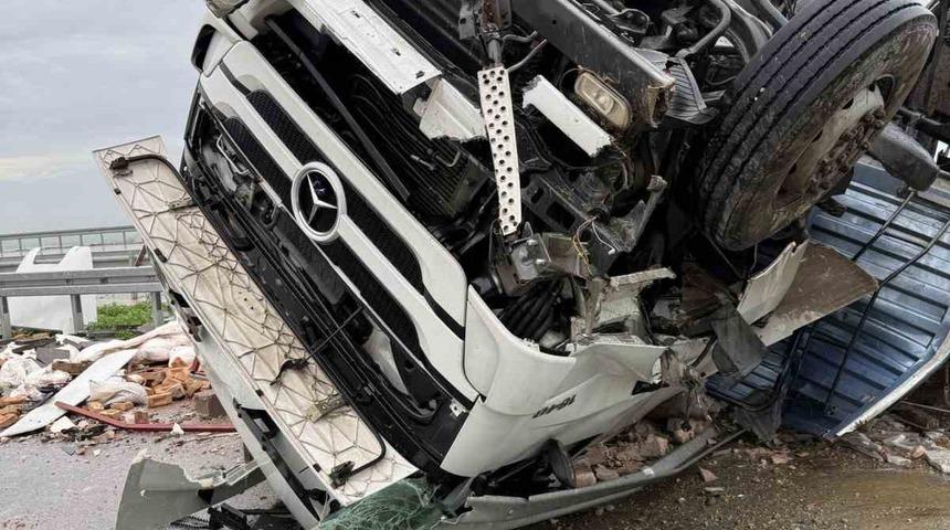 Otoyolda kazaya karışan tır ters d&ouml;nd&uuml;: 1 yaralı