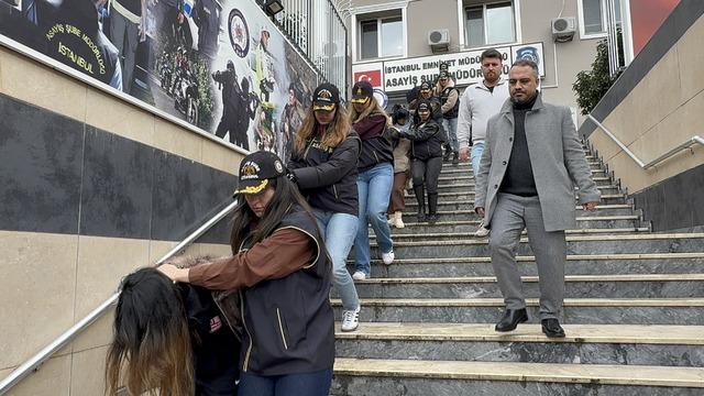 İstanbul'da sahte oturum belgesi dolandırıcılığı operasyonunda yakalanan 11 şüpheli adliyede