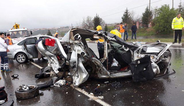 Refüjü aşan otomobil iki otomobille çarpıştı: 3 ölü, 3 yaralı