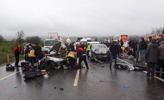 Refüjü aşan otomobil iki otomobille çarpıştı: 3 ölü, 3 yaralı