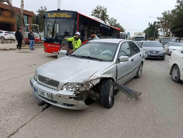 İki otomobilin &ccedil;arpıştığı kazada 1 kişi yaralandı 2