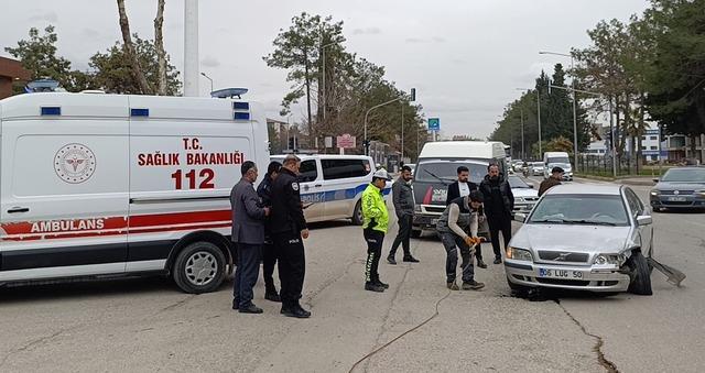 İki otomobilin &ccedil;arpıştığı kazada 1 kişi yaralandı 1