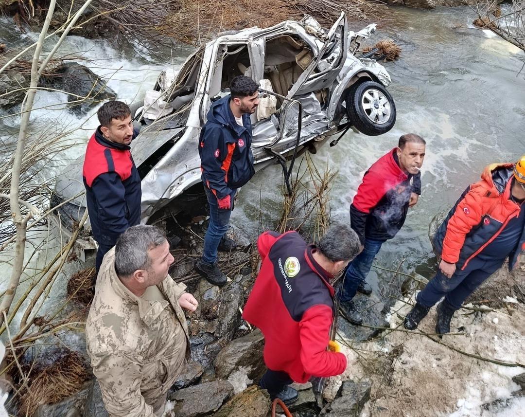 Bitlis te otomobil u&ccedil;uruma yuvarlandı: 3 &ouml;l&uuml; 5 ağır yaralı 3