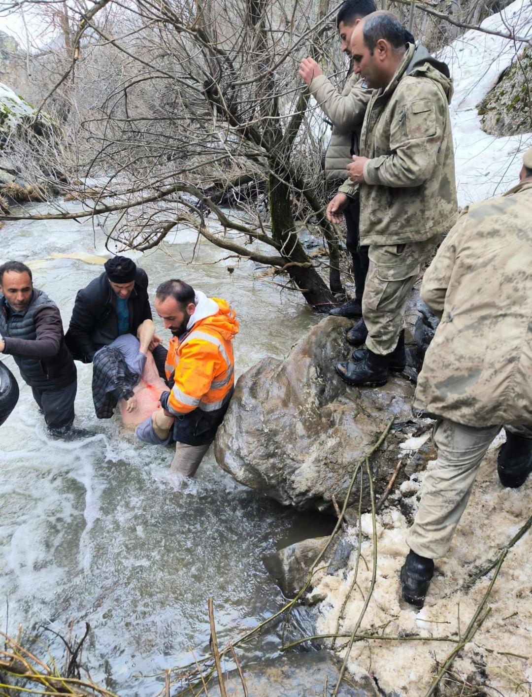 Bitlis te otomobil u&ccedil;uruma yuvarlandı: 3 &ouml;l&uuml; 5 ağır yaralı 1
