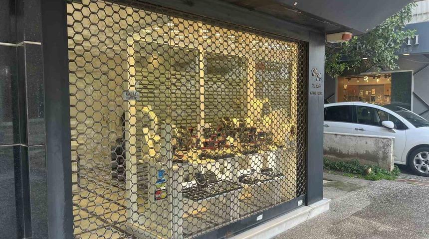 İzmir&rsquo;de kuyumcuya silahlı soygun girişimi