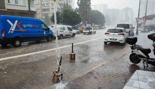 Kısa s&uuml;ren yağmur hayatı fel&ccedil; etti