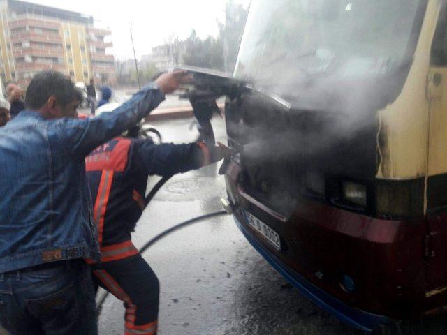 Siirt’te seyir halindeki minibüs alev aldı