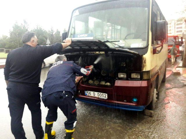 Siirt’te seyir halindeki minibüs alev aldı