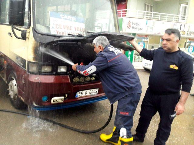 Siirt’te seyir halindeki minibüs alev aldı