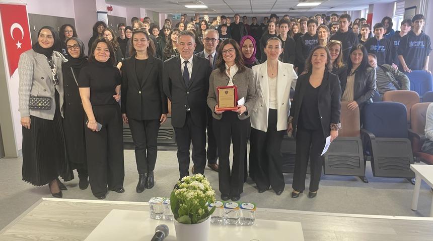 Doğan C&uuml;celoğlu &ouml;l&uuml;m&uuml;n&uuml;n 5&rsquo;inci yılında adını taşıyan lisede anıldı! 