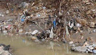 Selin ardından oluşan plastik atıklar dikkat &ccedil;ekti